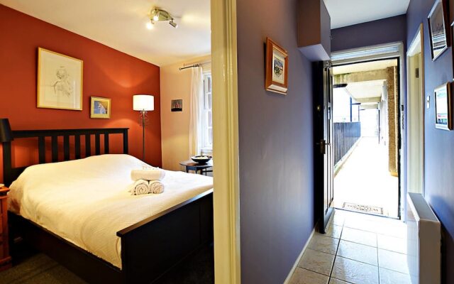 JOIVY Bohemian Writers Retreat in Heart of The Old Town