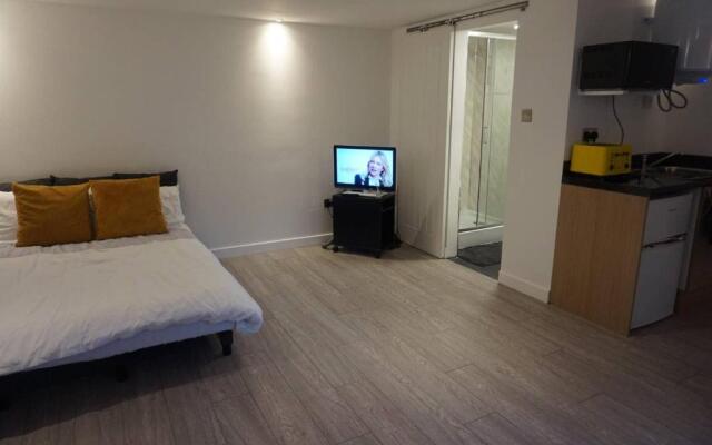 Newly Built Studio Guest House, 25 mins to London, close to Bluewater