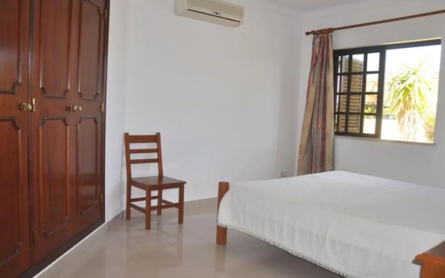 Spacious 4 Bedroom Villa, Private Pool, Free air Conditioning and Wifi