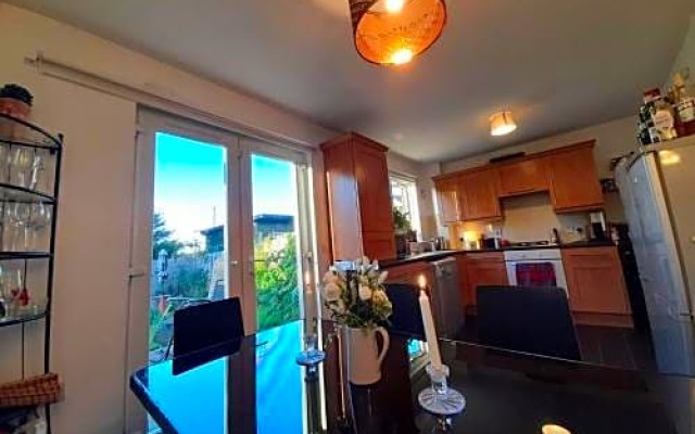 2bed Guest Wing - Charming Glasgow Villa - off M8 M80