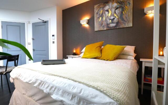Crescent Apartment
