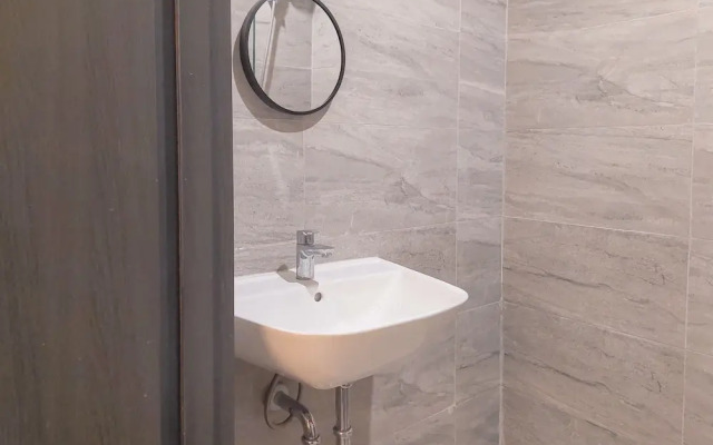 Cozy And Well Furnished Studio Collins Boulevard Apartment