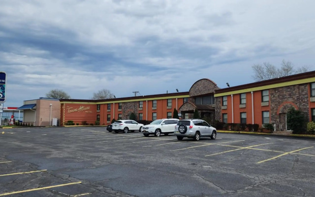 Townhouse Inn & Suites