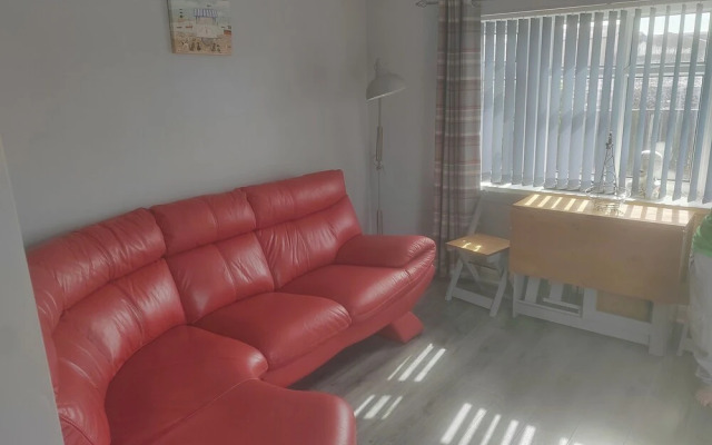 1br-garden-parking-pets-10 Mins to Beach