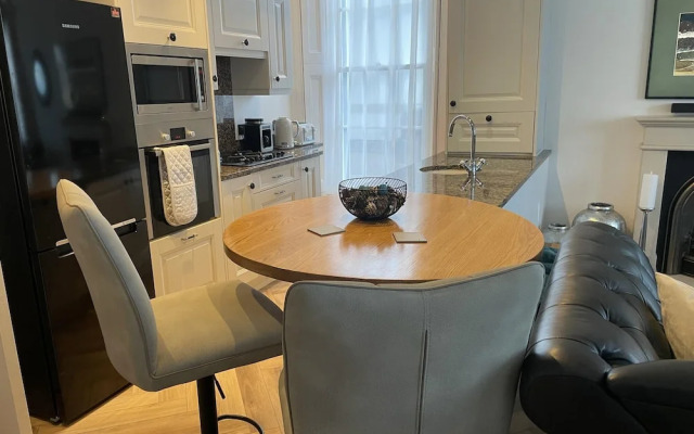 Stunning 2-bed-2bath Apt in Whitby With Parking