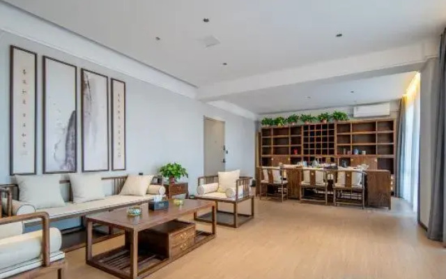 Gray Whale International Hotel (Longquan Branch)