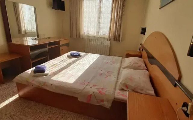 Family Hotel California - Varna