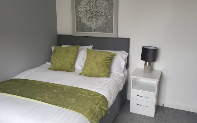 4 Bedroom Home Tameside, Grt Manchester Sleeps 7