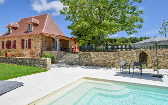Hilltop Cottage With Pool