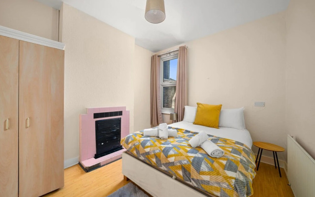 Homely 4-bedroom Home With 2 Baths & Free Parking