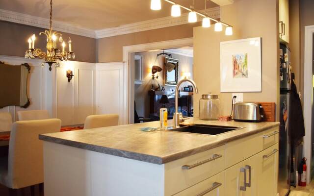 Spacious Artistic House in Toronto