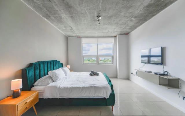Lovely Condo|Pool & Parking at Midblock