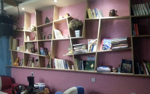 Zhangjiajie April Day Hostel