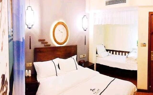 Fenghuang Qingwu river view homestay