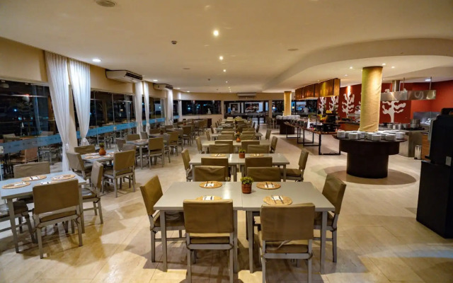 Dom Pedro Laguna Beach Resort & Golf