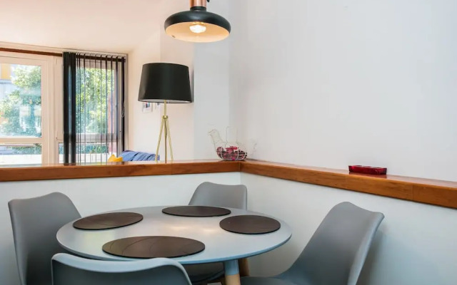 2 Bedroom Flat In Old Street With Private Balcony