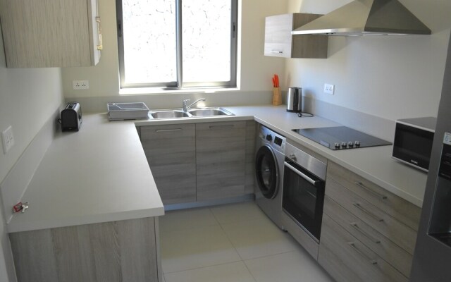 Immaculate Two Beds Luxury Marina Apartment