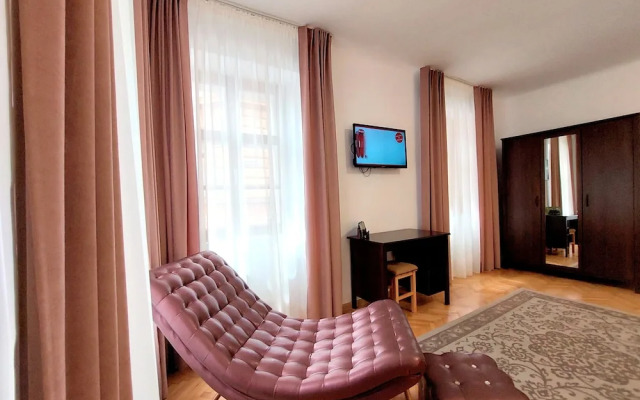 Casa Roth Apartments