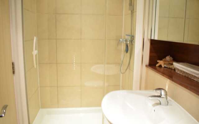 Modern 2 Bedroom Apartment Near Chelsea Harbour With Balcony