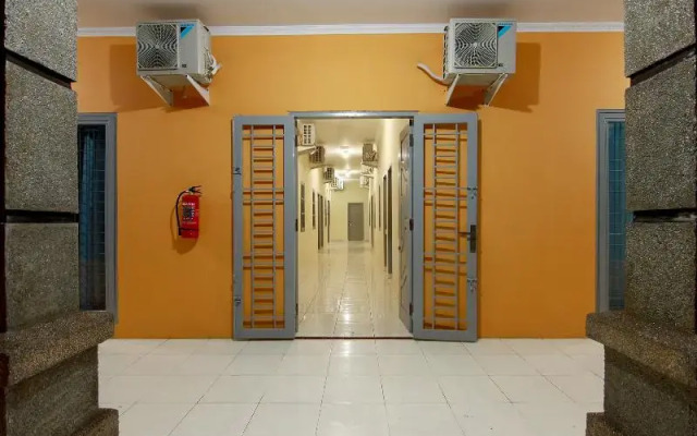 OYO Living 1332 Almonsari Residence
