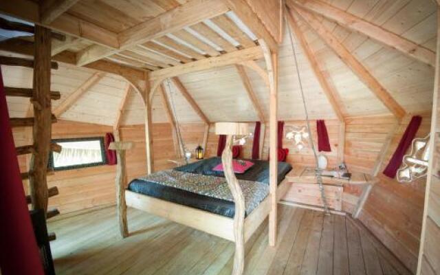 Les Cabanes au Bois dOrient