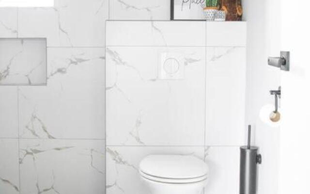 Studio Plezi - Stylish & Modern Apt in Quiet Area