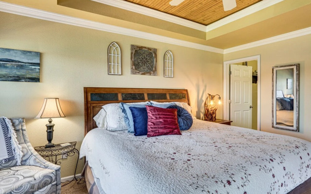 Lakefront Camdenton Condo: Grill & Community Pool