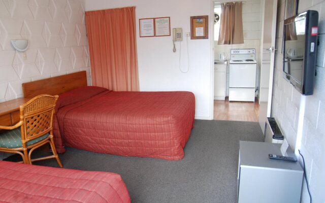 Manhattan Lodge Motel