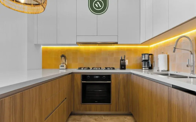 New Stylish 1 BR Condo - Ocean Views - Flex Room