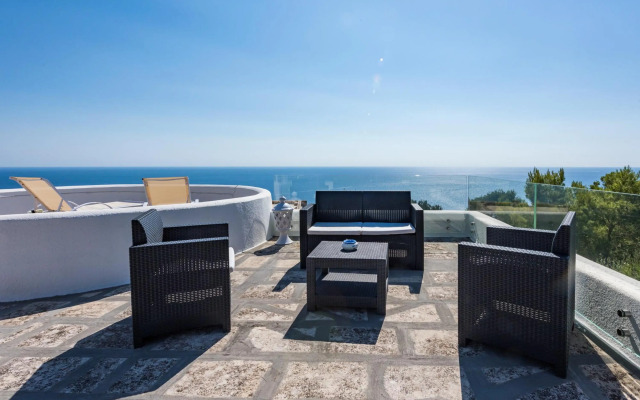 Beautiful Seaside Villa with Pool