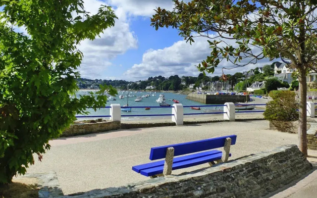 4 Family Home, Walking Distance to the Beach