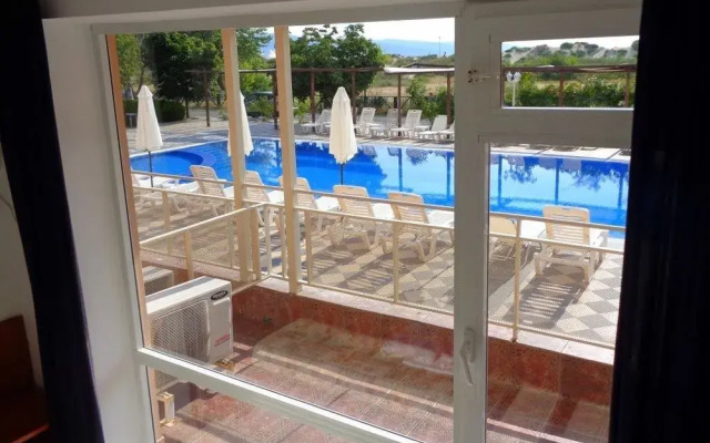 Meta Beach Budjet Hotel