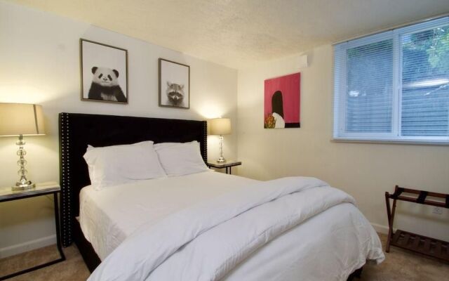 Gem In Private Green Lake Garden