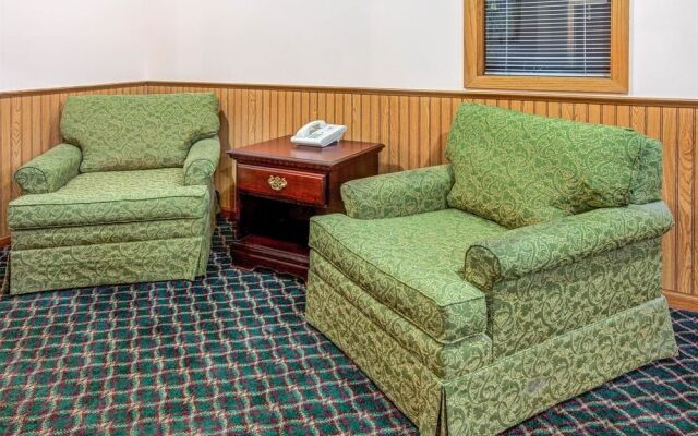 Super 8 by Wyndham McHenry/Fox Lake Area