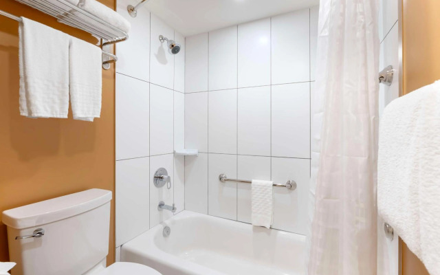 Best Western Plus Emerald Isle Hotel