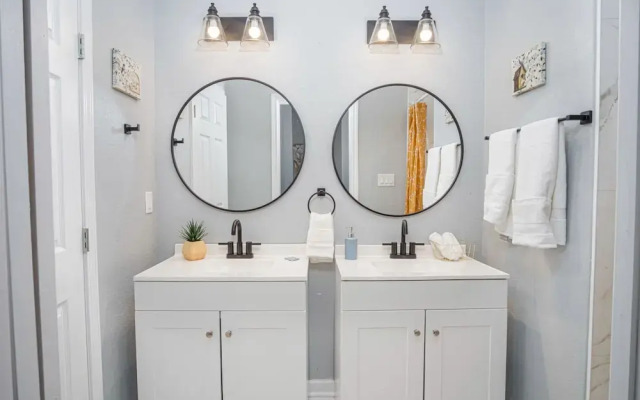 Inviting 4BR 2BA Near Downtown Riverwalk