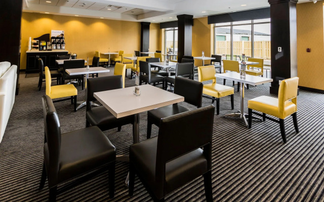 Holiday Inn Express & Suites Thunder Bay by IHG