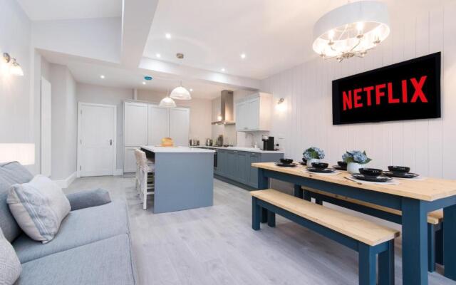 Enfield House - Charming, Modern and Light 4bed