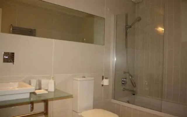 Relator Singular Apartments