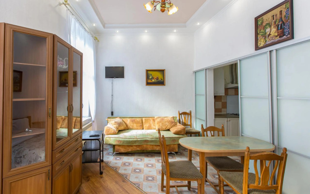 Апартаменти вул. Театральна 26 з балконом на Вернісаж.