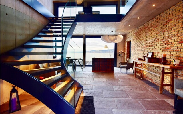 NEW 3BD Luxury Villa on the Geneva Lake