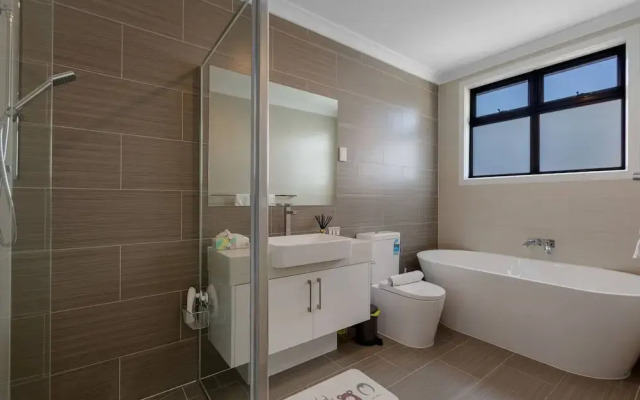 Impressive & Spacious new Townhouse@preston