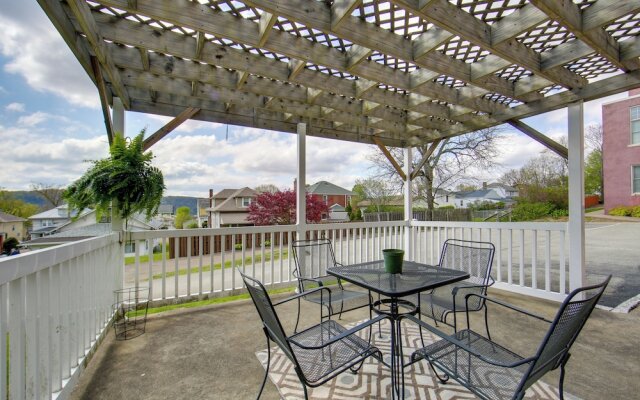 Conference Center & Pond: New Kensington Apartment
