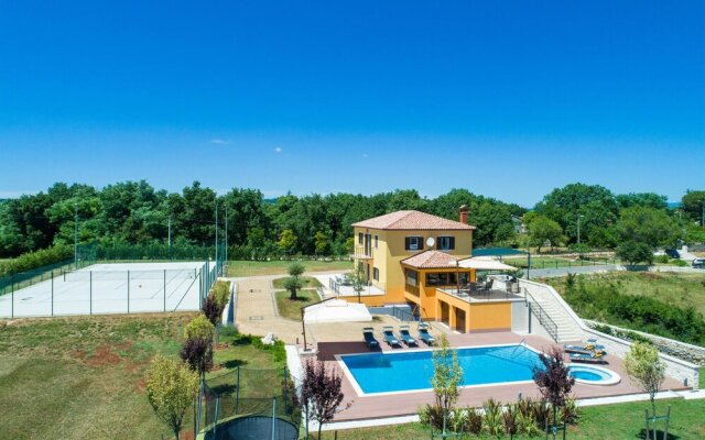 Stunning Home in Sumber with Outdoor Swimming Pool, Hot Tub & 3 Bedrooms