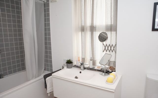 Charming 1 Bedroom House Close to City Centre