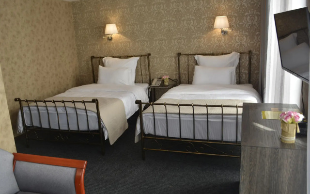 Redline Hotel