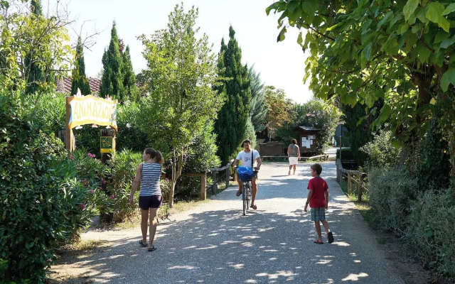 Comfortable Campsite-chalet G10 Tuscany Near sea