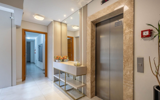 Apt w/ BBQ & Balcony, 400m From the Beach Leaa0506