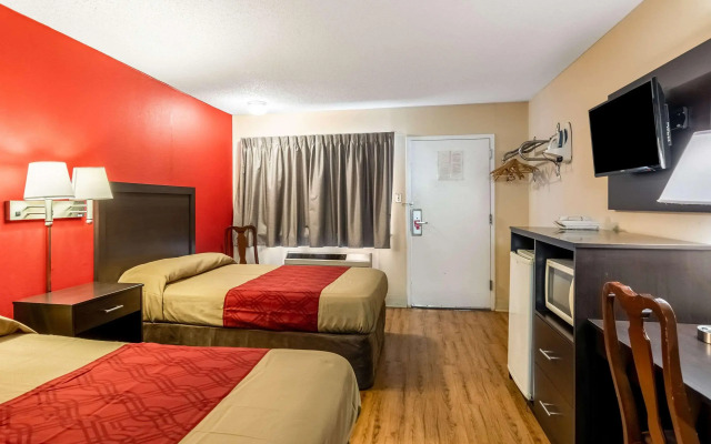 Econo Lodge East