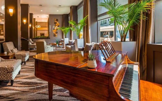 Best Western Plus Carlton Plaza Hotel